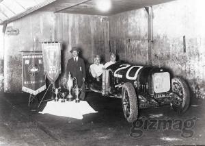 6475_1711061125341 Soichiro Honda, en el centro, fundador de Honda Motor Cars, c. 1930, El Éxito